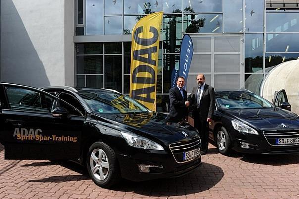 Symbolische Schlüsselübergabe: Thomas Bauch (r.), Geschäftsführer von Peugeot, übergab die Automodelle 508 und 508 SW in Gründau an den ADAC Vizepräsidenten für Verkehr, Ulrich Klaus Becker. Foto: ADAC/Auto-Reporter.NET